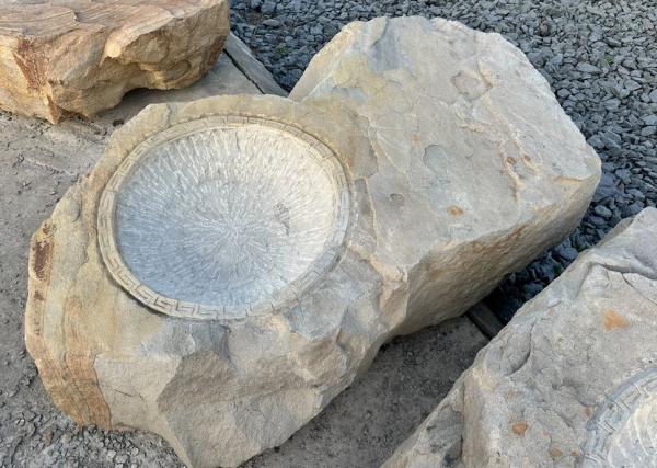 Очаг кострище в глыбе природного камня — фото 4